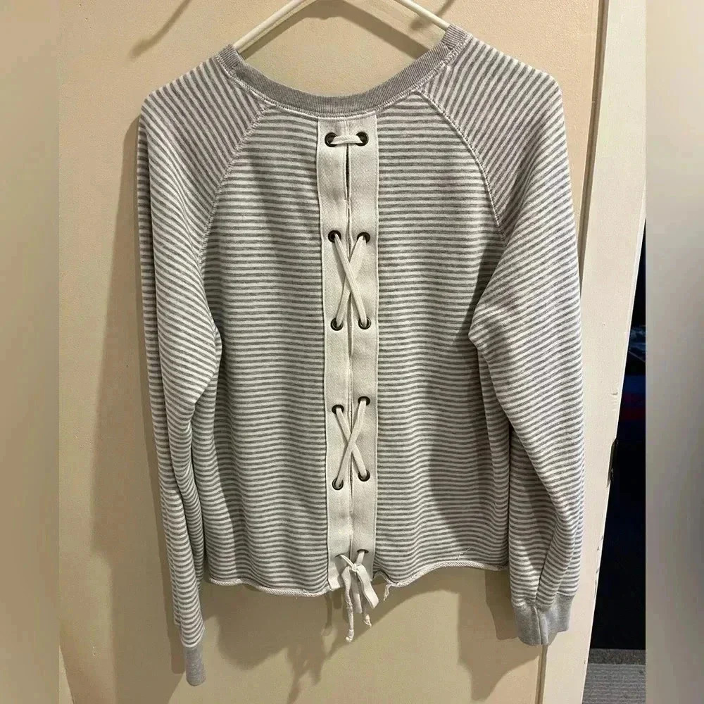 Abercrombie And Fitch Size Medium Grey And White … - image 3